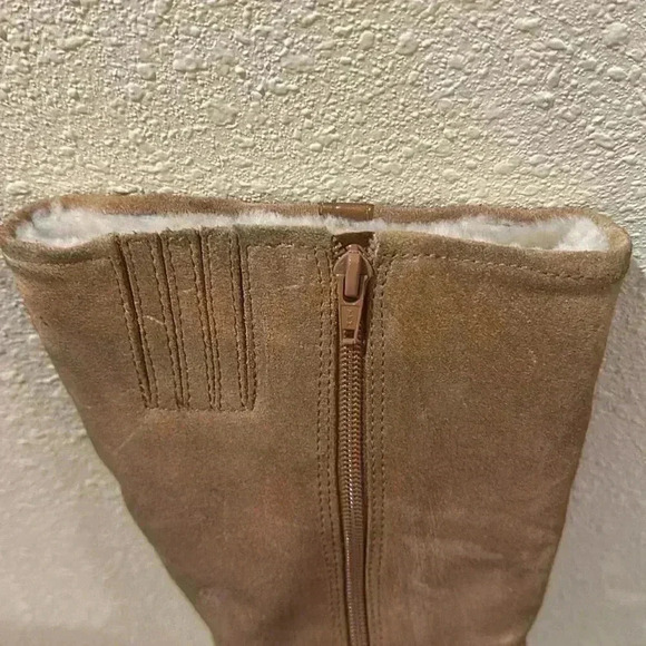 Fur lined boots. Size 8M - Picture 10 of 11